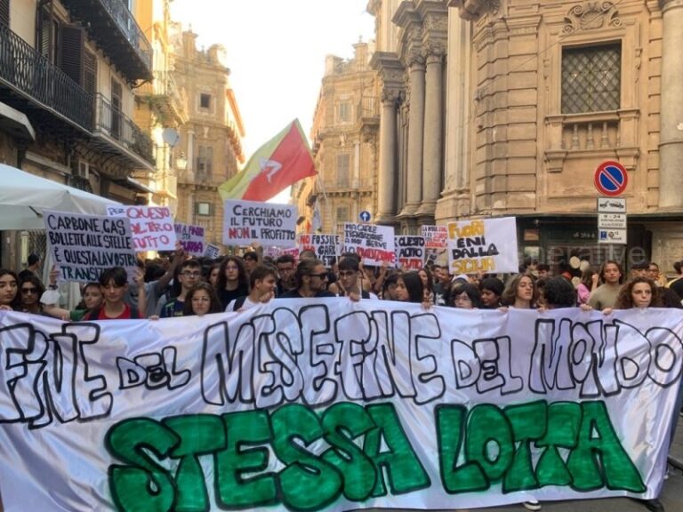 Palermo: centinaia di studenti in marcia per il clima: “Stop al caro bollette” FOTO