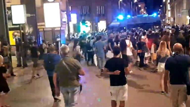 Scontri con alcuni manifestanti in piazza Politeama per il comizio della Meloni FOTO E VIDEO