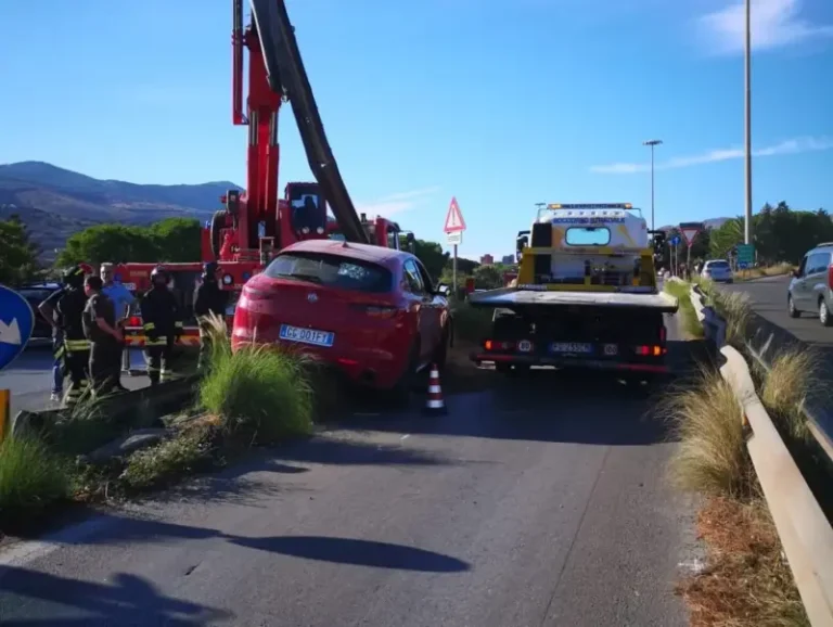 Incidente a Palermo: auto finisce su guard-rail in viale Regione Siciliana, traffico in tilt