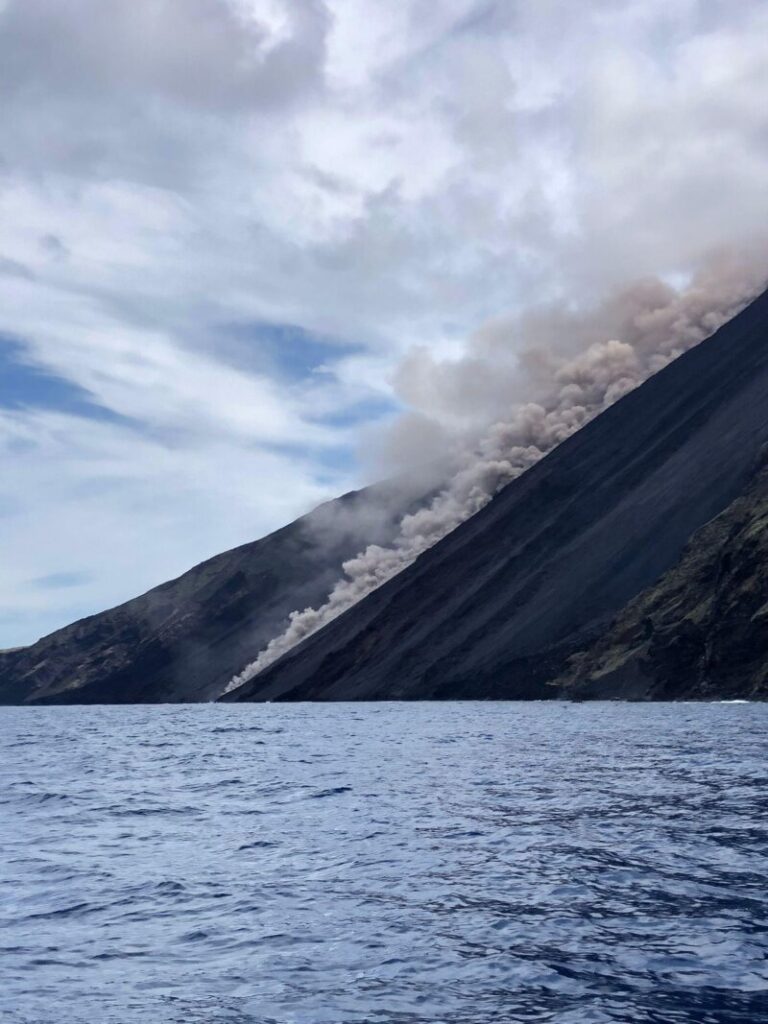 Stromboli: nuova eruzione arriva fino al mare