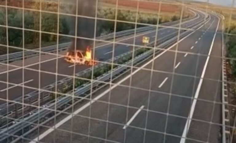 Scene da film sulla A14: assalto a portavalori, auto in fiamme di traverso sulla carreggiata