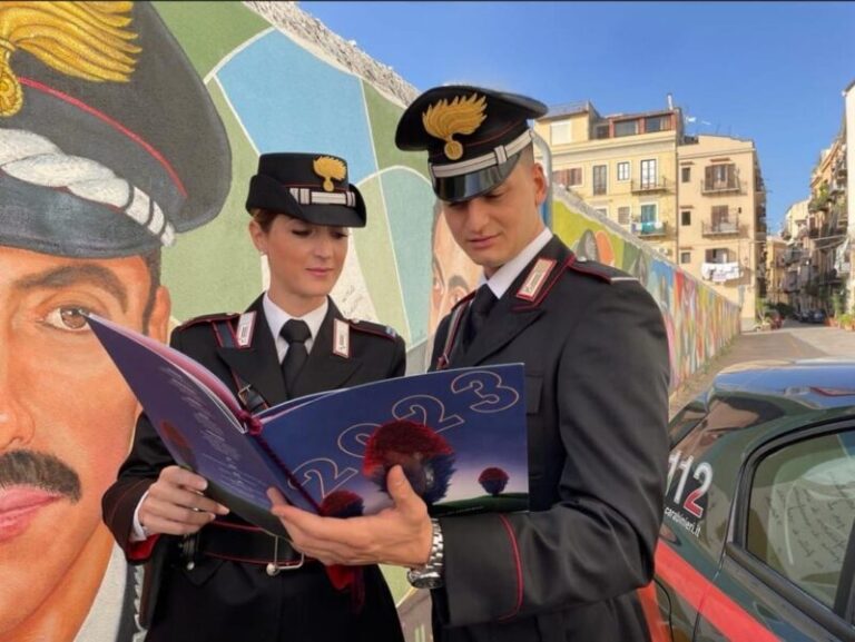 Amadeus presenta il calendario storico dei Carabinieri