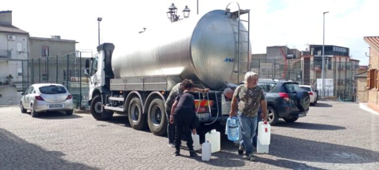 Caccamo ancora senza acqua potabile: al via la distribuzione in piazza Cappuccini