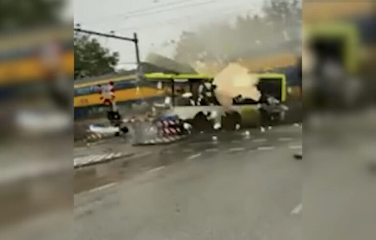 Autobus falciato da treno: il video con le impressionanti immagini