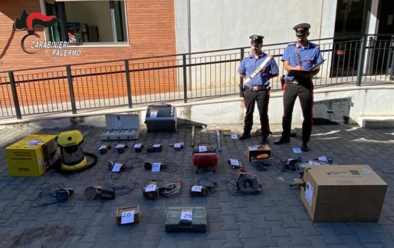 Sorpresi con la refurtiva in auto: arrestati tre giovani in provincia di Palermo per ricettazione