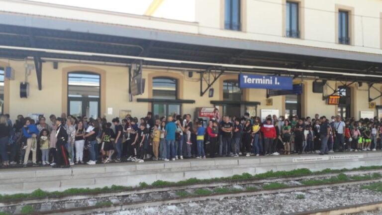 Folla di studenti alla stazione di Termini Imerese per il passaggio del treno della Memoria FOTO E VIDEO