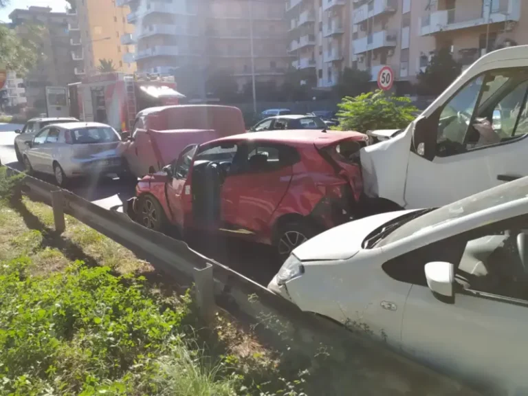 Traffico in tilt in viale Regione: incidente con sei auto coinvolte, cinque i feriti