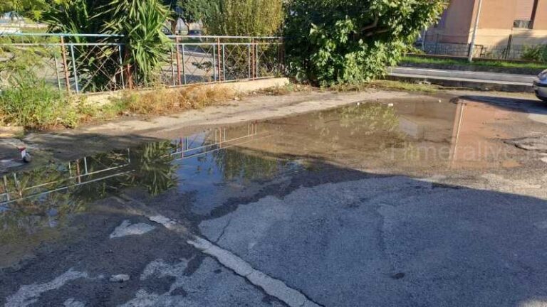 Termini Imerese: perdite d’acqua e buche nei pressi della scuola Torracchio FOTO