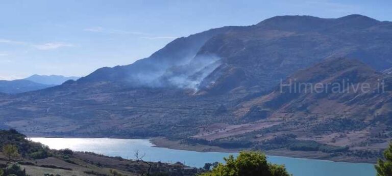 Incendio sul versante ovest della diga di Caccamo sulla Trabia-Ventimiglia FOTO