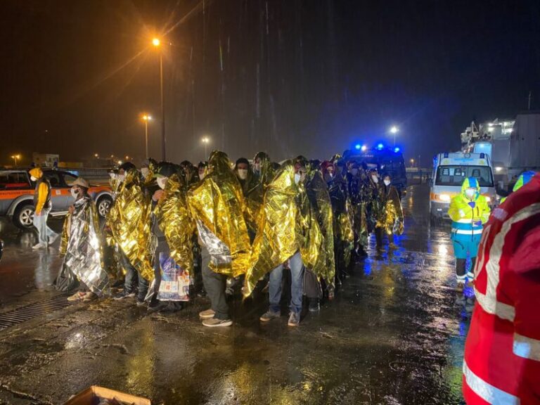 Ancora sbarchi di migranti in Sicilia: 325 persone tratte in salvo, trasferiti nella notte a Pozzallo e Augusta FOTO