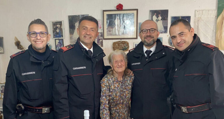 Zia Rosina compie 101 anni e festeggia felice con i carabinieri, suoi nipoti acquisiti