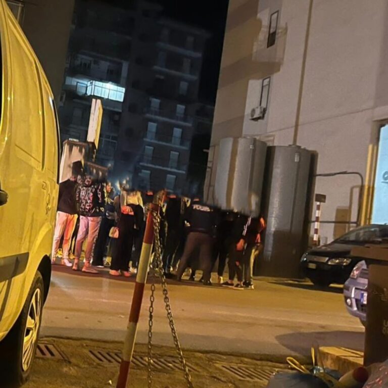 Paura a Termini Imerese: uomo lancia sassi in via del Mazziere, un ferito