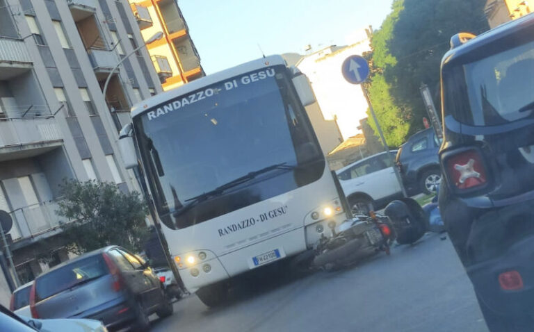 Incidente in via Garibaldi: scontro tra autobus e motocicletta, traffico in tilt FOTO