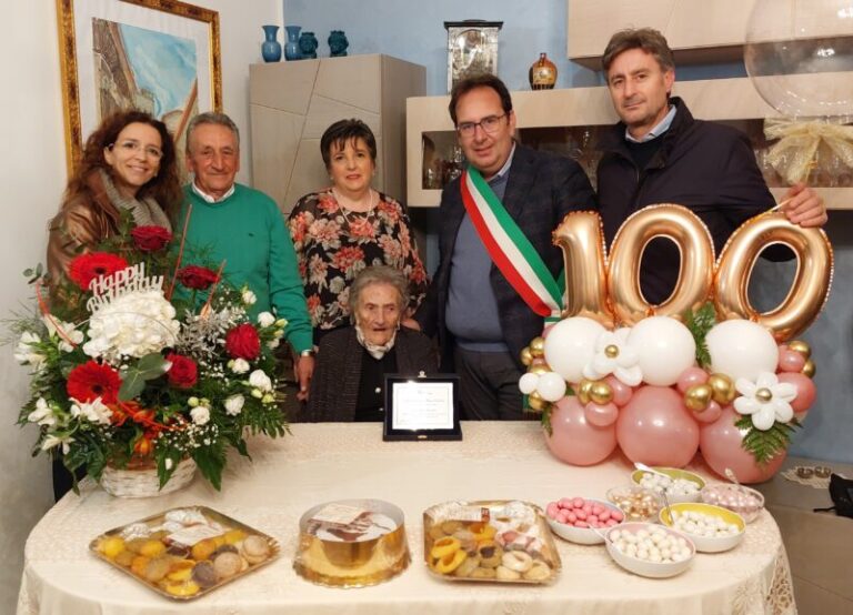 Gangi, festeggiati i 100 anni della nonna del borgo più bello d’Italia