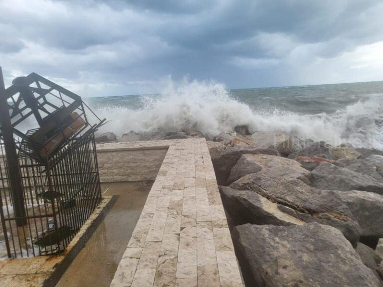 San Nicola l’Arena: gravi danni al molo turistico a causa del maltempo FOTO