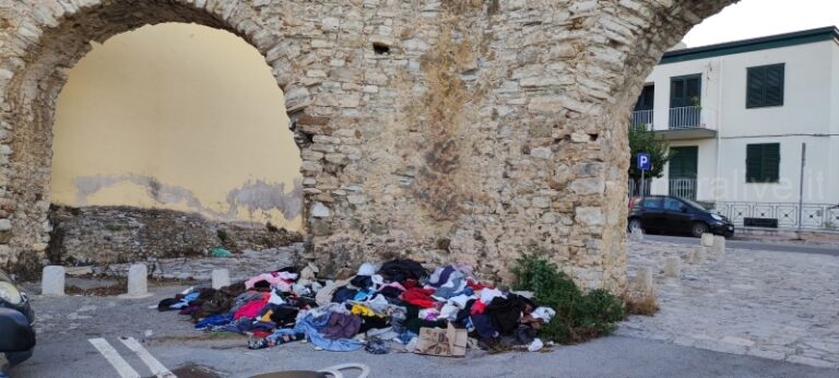 Termini Imerese: ancora degrado e indumenti abbandonati all’ingresso della chiesetta di Maria Santissima della Provvidenza FOTO