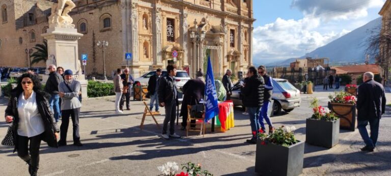 Termini Imerese: la Lega promuove una raccolta firme in piazza Duomo, presente anche l’onorevole Figuccia VIDEO