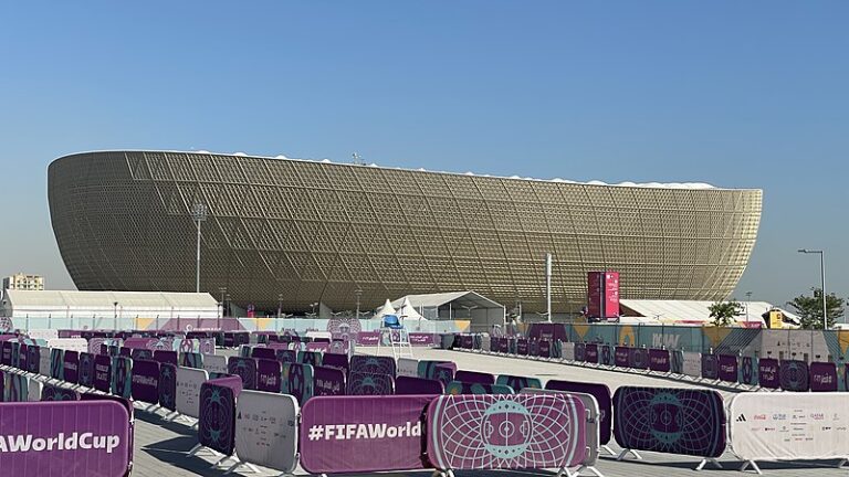 Tragedia ai Mondiali del Qatar: muore cadendo dall’ottavo piano dello stadio la giovane guardia Kjbue