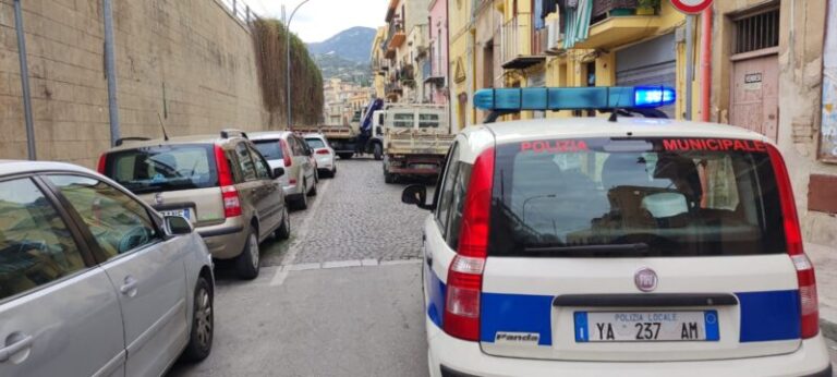 Termini Imerese: traffico in tilt nella parte bassa della città, mezzo pesante bloccato in via Salemi Oddo