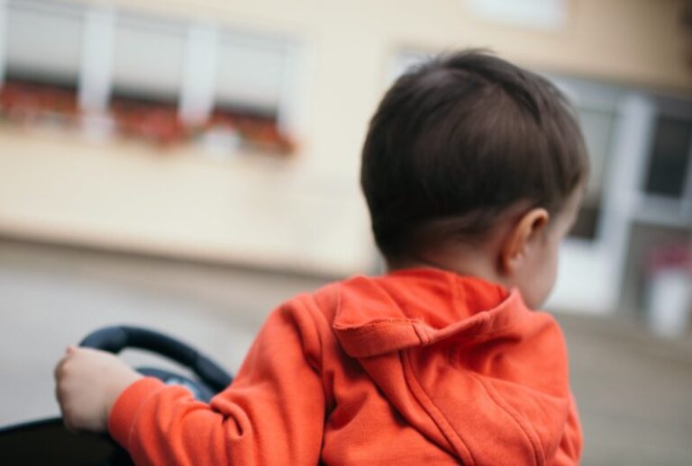 Cade il ciuccio in giardino: piccolo di due anni avvelenato dal topicida