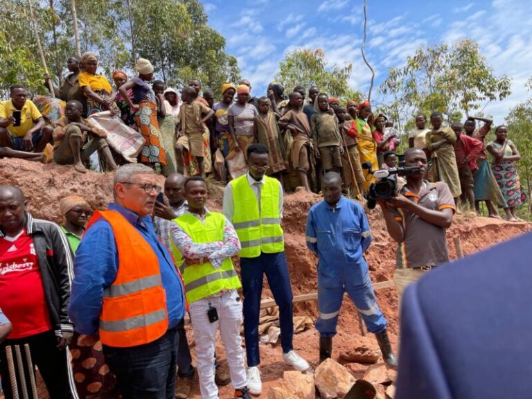 Totò Cuffaro al cantiere del centro per le mamme adolescenti in Burundi