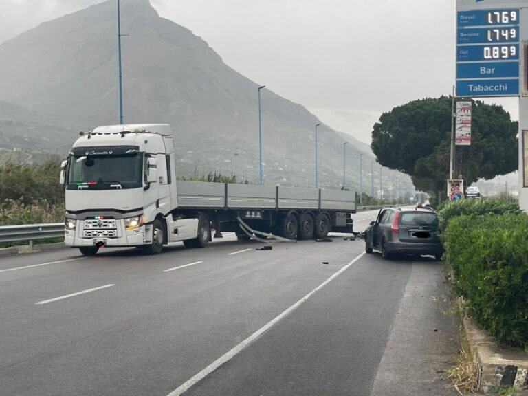 Grave incidente nella zona industriale di Termini Imerese: scontro tra camion e auto FOTO