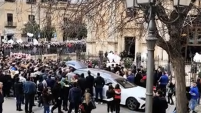 Termini Imerese, ultimo saluto alla piccola Patrizia: dolore, lacrime e palloncini bianchi VIDEO