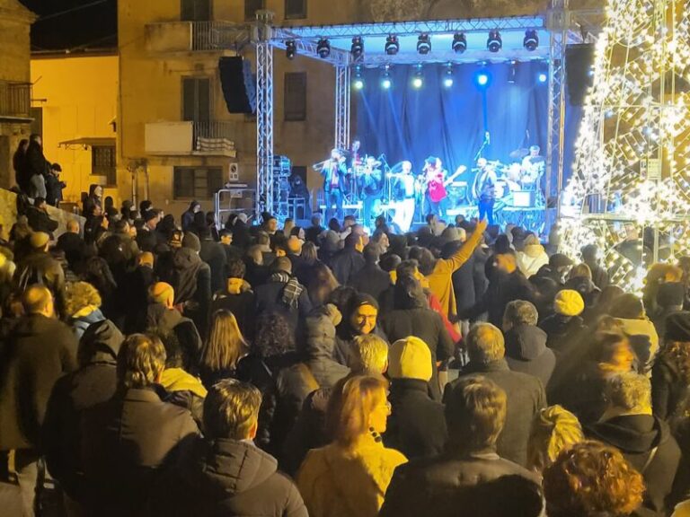 Capodanno a Castelbuono: oltre duemila persone in piazza Castello hanno dato il benvenuto al 2023