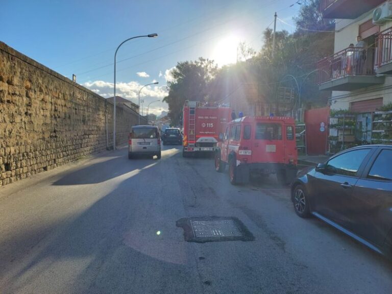 Momenti di paura a Termini Imerese: smottamento del terreno a monte di via Libertà FOTO