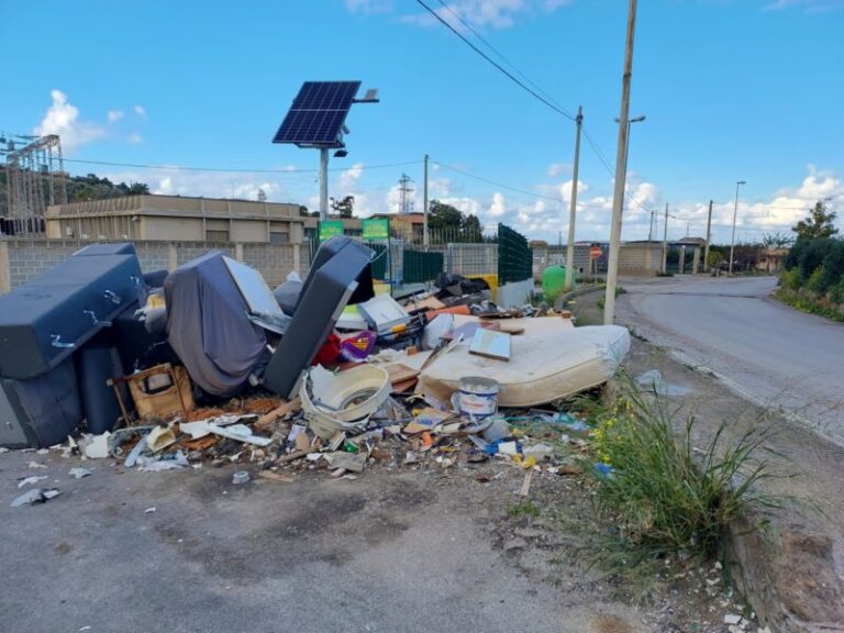 Termini Imerese: maxi discarica abusiva in contrada Patarella all’esterno dell’isola ecologica FOTO