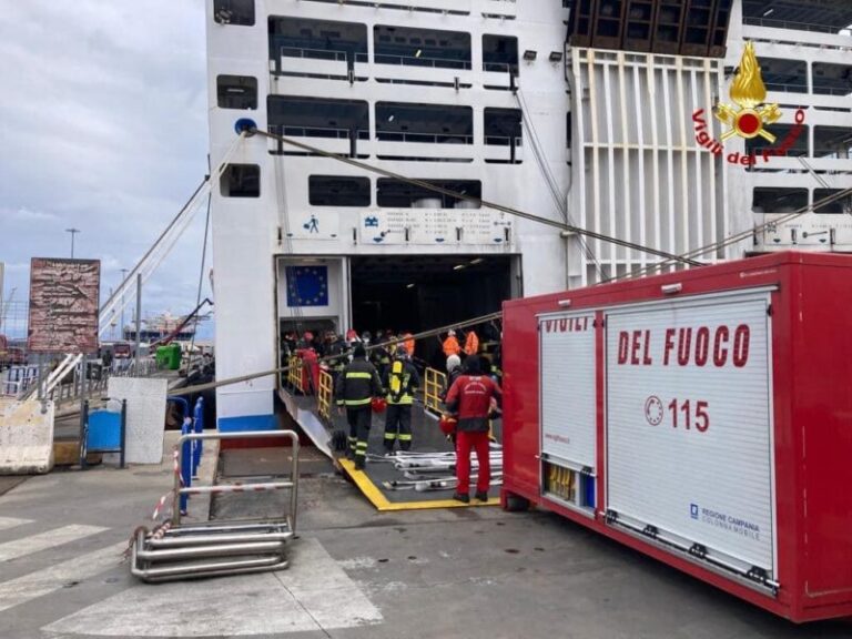 Palermo: non si arresta l’incendio nella nave GNV al porto di Palermo FOTO E VIDEO