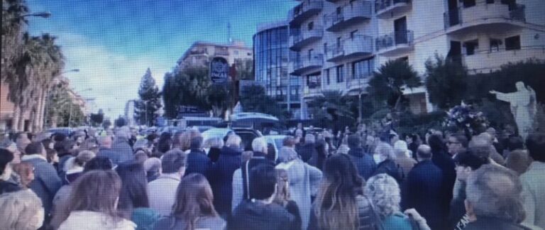 Lutto cittadino a Casteldaccia e Bagheria: celebrati i funerali della maestra uccisa dalla figlia