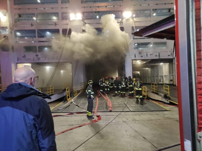 Paura per i passeggeri della GNV: scoppia incendio nel garage della nave VIDEO