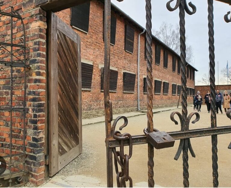 Auschwitz: un cancello rimasto ancora aperto