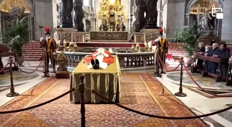 Ultimo saluto oggi nella Capitale a Papa Benedetto XVI in una gremita piazza San Pietro