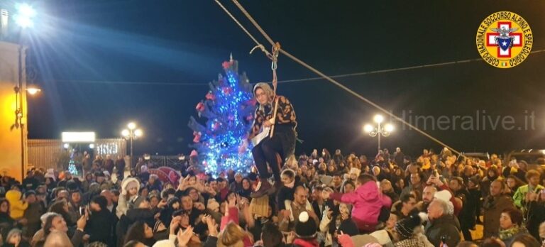 Il Soccorso Alpino fa volare la Befana a Petralia Sottana FOTO