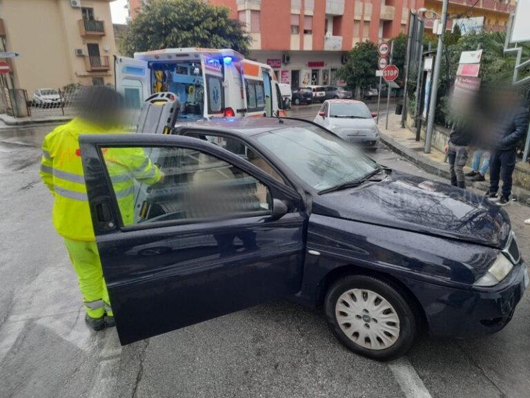 Sant’Agata di Militello: incidente tra due vetture, un uomo ferito FOTO