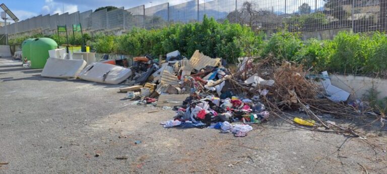 Maxi discarica via Calcedonio Geraci: tra i rifiuti ingombranti anche eternit FOTO e VIDEO