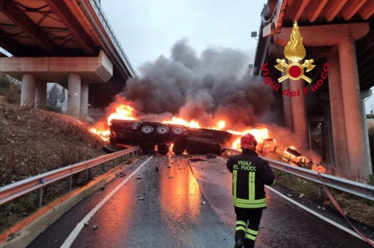 Terribile incidente sulla A1: mezzo pesante precipita e va in fiamme, morto il conducente