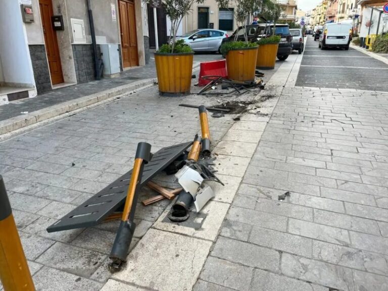 Incidente nella notte in centro a Campofelice di Roccella: distrutti gli arredi urbani FOTO