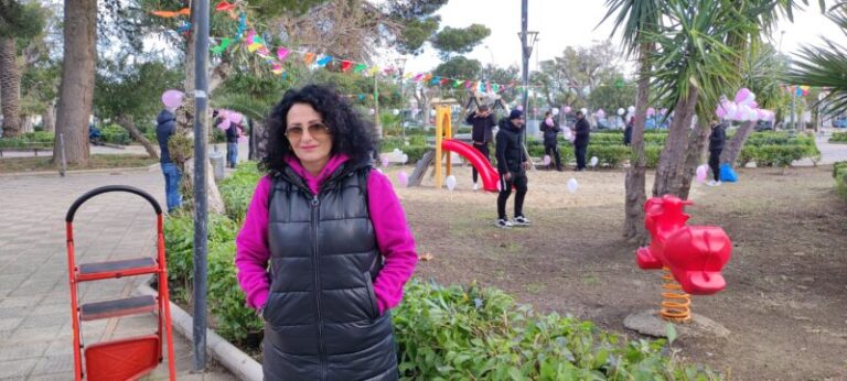 Un’altalena per la piccola Patrizia: commozione e palloncini in cielo in piazza Marina FOTO e VIDEO