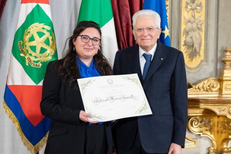 Il presidente Mattarella consegna l’attestato di “Alfiere della Repubblica” alla termitana Deborah Maria Inserillo