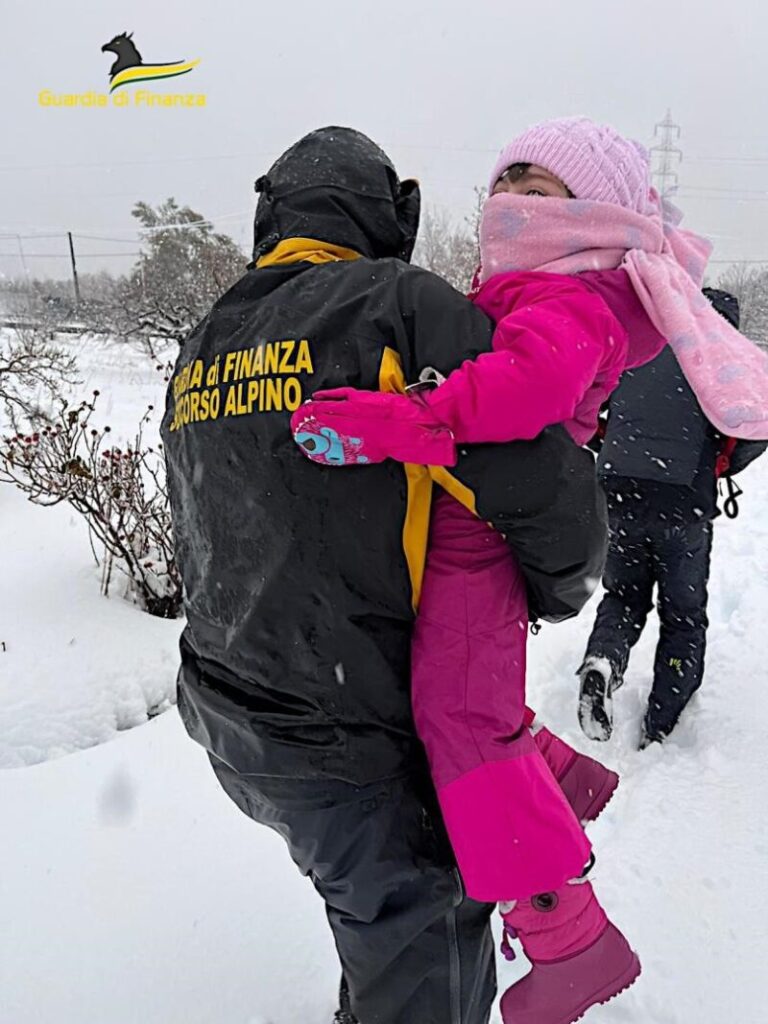 Paura sull’Etna a causa delle intense nevicate: salvate otto persone, tra loro tre minori