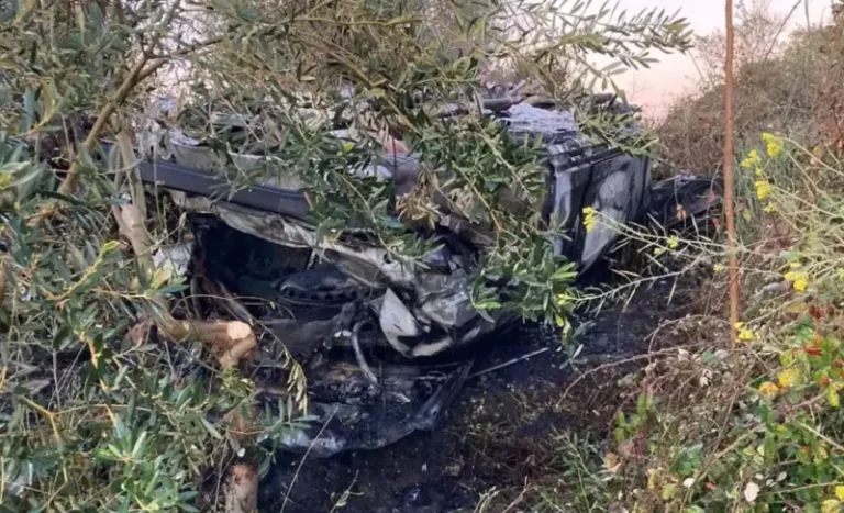 Grave incidente sulla SS 115: auto si ribalta e va a fuoco