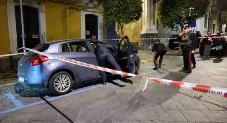 Terrore nel catanese: omicidio a colpi di pistola in pieno centro, muore uomo di 52 anni