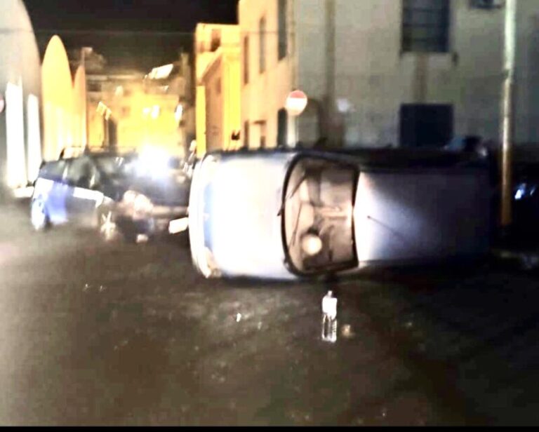 Momenti di paura a Termini Imerese: scontro tra due auto, una si ribalta LE FOTO