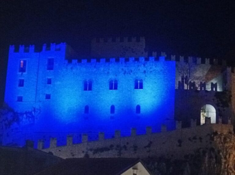 Caccamo: il castello si illumina di blu, gesto simbolico per far luce sull’autismo FOTO