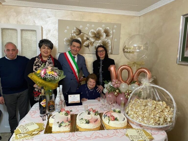 Festa per la signora Giovanna Sacco: 100 candeline a Geraci Siculo, tra i paesi più longevi