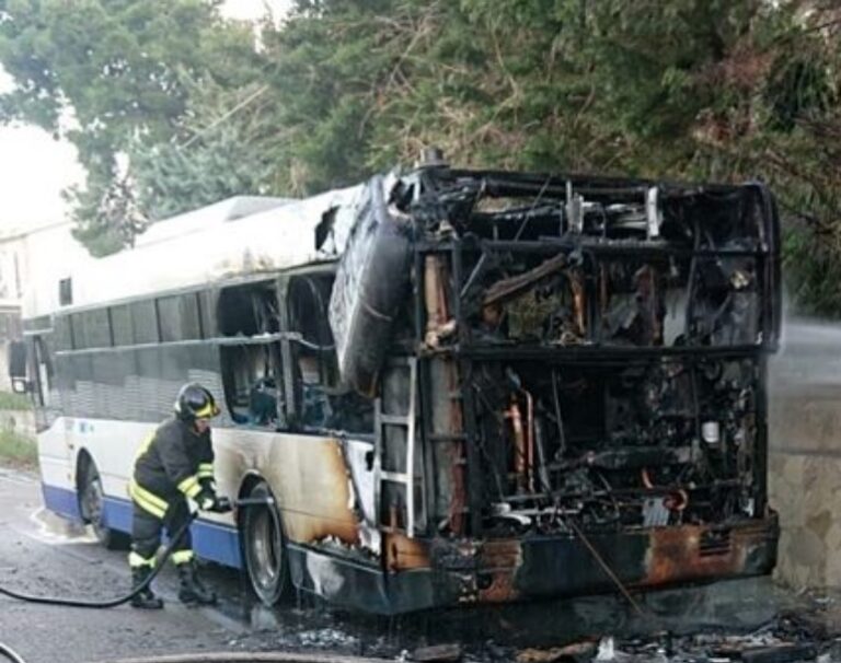 Momenti di paura a Palermo: autobus Amat in fiamme in via Ernesto Basile