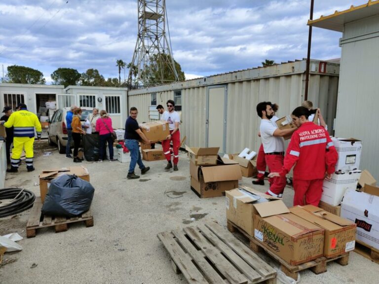 Protezione Civile Siciliana invia sull’isola beni di prima necessità per l’eccessivo affollamento migranti VIDEO